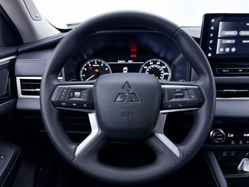 New 2026 Mitsubishi Outlander ES image 19