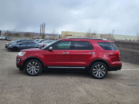 Used 2017 Ford Explorer Platinum image 2