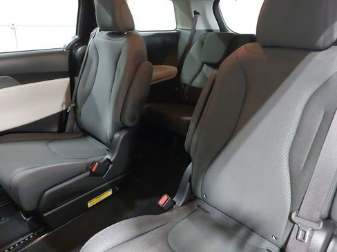 Used 2023 Kia Carnival LX image 13