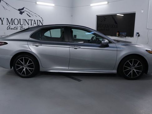 Used 2023 Toyota Camry SE image 8