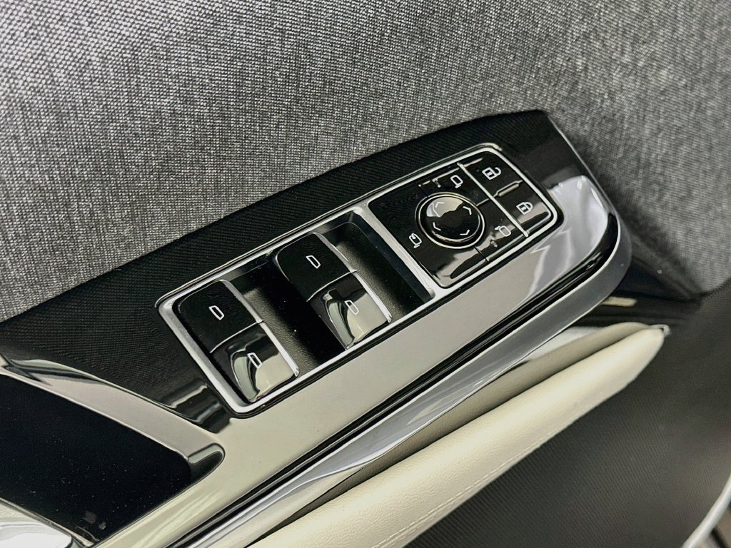Used 2026 Cadillac Escalade Platinum Sport w/ LPO, ONYX Package AWD/4WD image 21