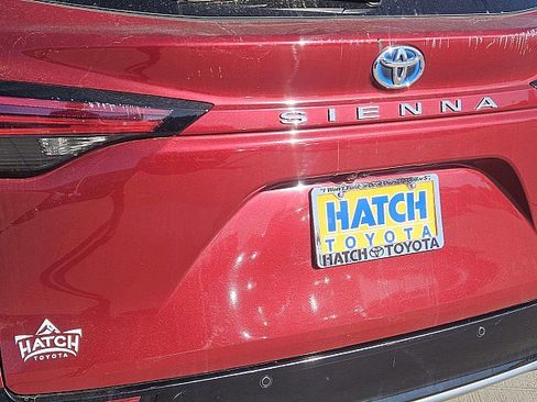 Used 2021 Toyota Sienna Limited image 7