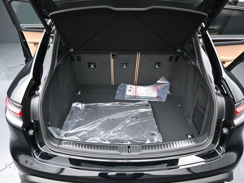 Certified 2025 Porsche Macan AWD/4WD image 19