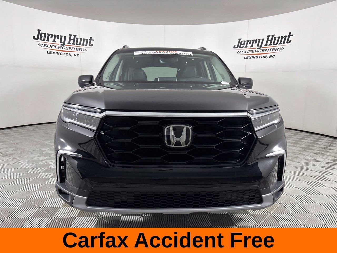 Used 2024 Honda Pilot Touring image 3