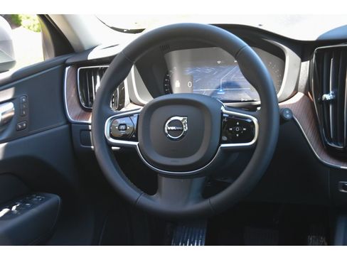 Used 2023 Volvo XC60 B5 Plus w/ Climate Package AWD/4WD image 17
