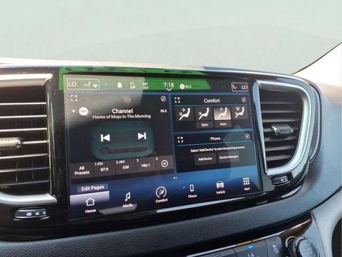 Used 2024 Chrysler Pacifica Touring-L FWD image 18