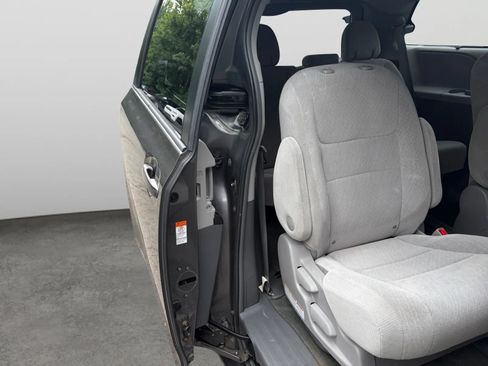 Used 2017 Toyota Sienna LE AWD/4WD image 18
