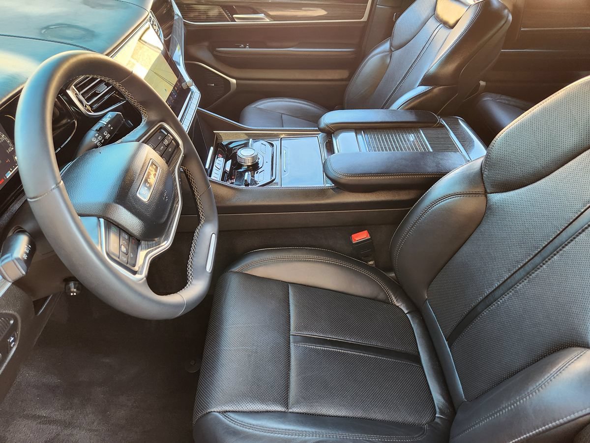 Used 2022 Jeep Wagoneer Series III w/ Premium Group I AWD/4WD image 32