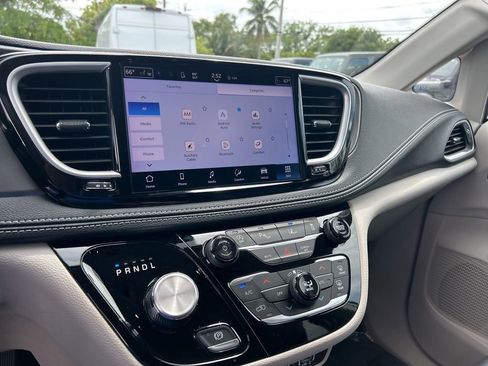 Used 2024 Chrysler Pacifica Touring-L image 11