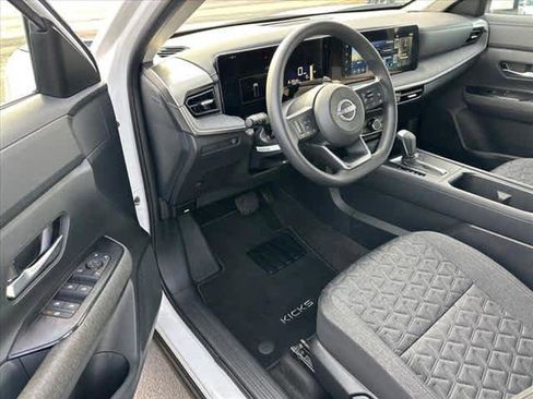 Used 2025 Nissan Kicks SV image 9