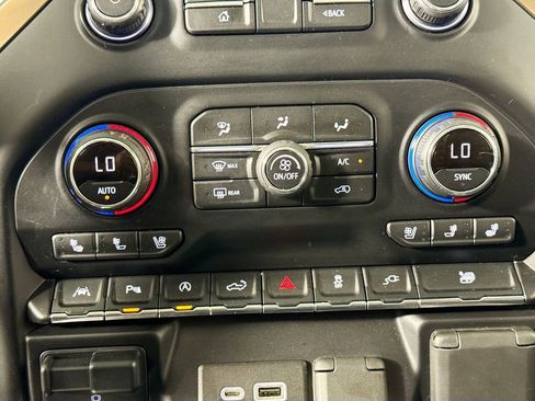 Used 2021 Chevrolet Silverado 1500 High Country w/ Technology Package AWD/4WD image 16