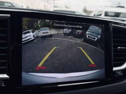 Certified 2024 Chrysler Pacifica Touring-L image 37