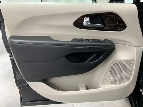 Used 2024 Chrysler Pacifica Limited image 11