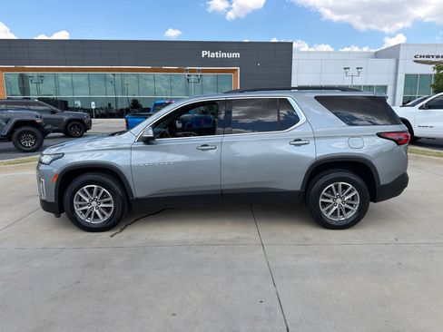 Used 2023 Chevrolet Traverse LT FWD image 2