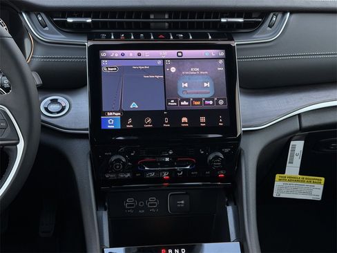 New 2025 Jeep Grand Cherokee Limited w/ Black Appearance Package image 14