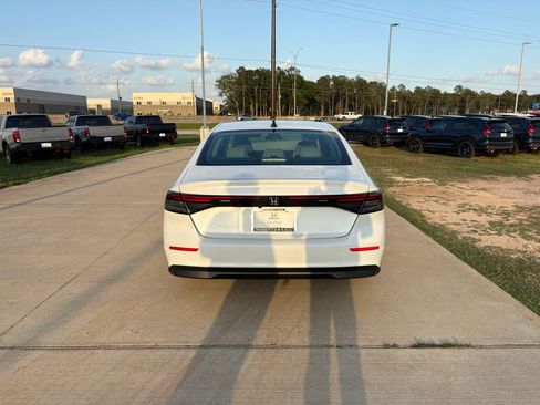 Used 2025 Honda Accord SE image 7