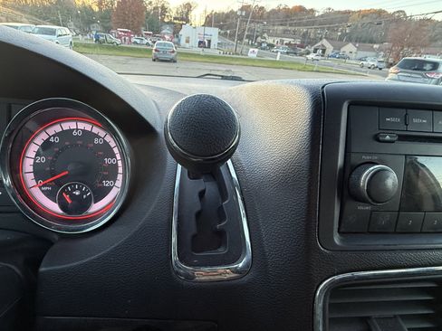 Used 2015 Dodge Grand Caravan SXT image 18