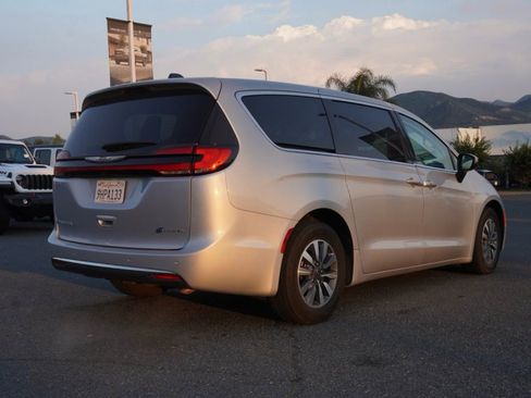 Used 2023 Chrysler Pacifica Touring-L image 3