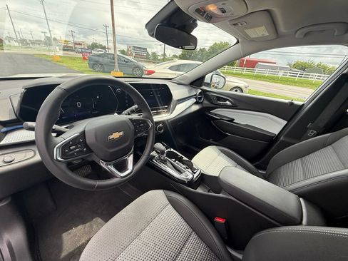 Used 2025 Chevrolet Trax LT w/ LT Convenience Package FWD image 14