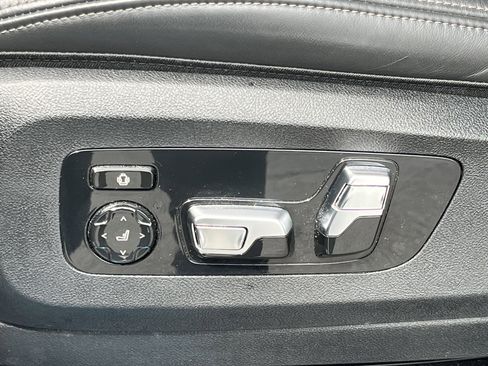 Used 2025 BMW X7 M60i w/ Executive Package image 19