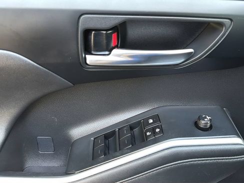 Used 2023 Toyota Highlander XLE FWD image 24
