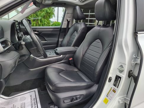 Used 2023 Toyota Highlander XLE AWD/4WD image 12