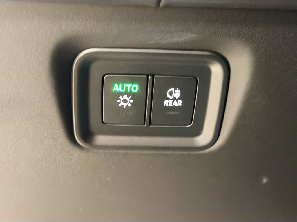 Certified 2025 Porsche Cayenne E-Hybrid AWD/4WD image 11