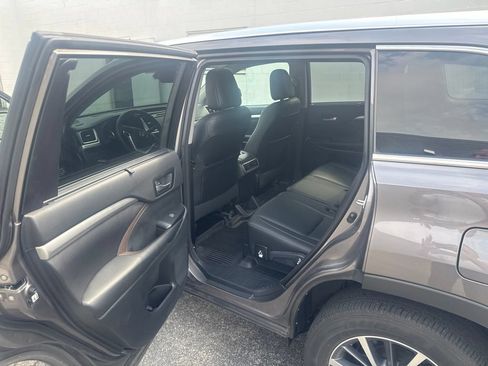 Used 2017 Toyota Highlander XLE AWD/4WD image 10