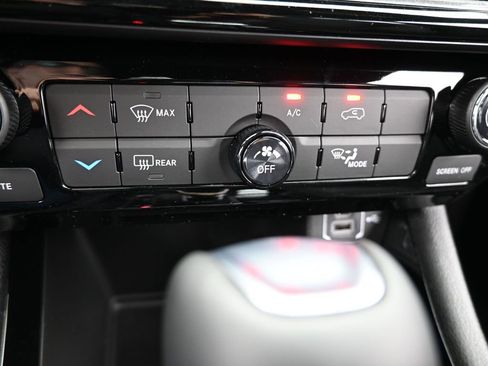 New 2026 Jeep Compass Latitude image 19