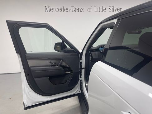Used 2025 Land Rover Range Rover Sport SE AWD/4WD image 17