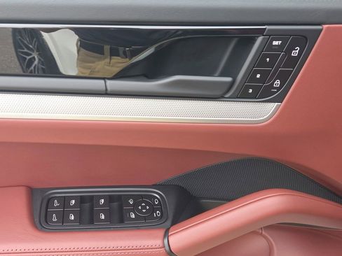 Certified 2025 Porsche Cayenne Coupe AWD/4WD image 7