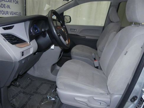 Used 2020 Toyota Sienna L FWD image 17