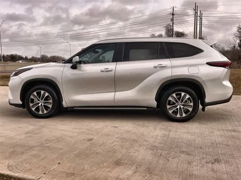 Used 2024 Toyota Highlander XLE image 4