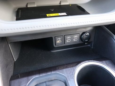 Used 2023 Toyota Highlander L image 27