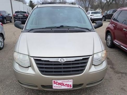 Used 2005 Chrysler Town & Country Touring w/ Leather Interior Group image 19