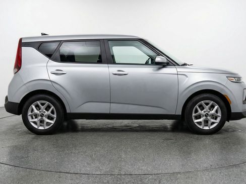 Used 2025 Kia Soul LX w/ LX Technology Package image 11