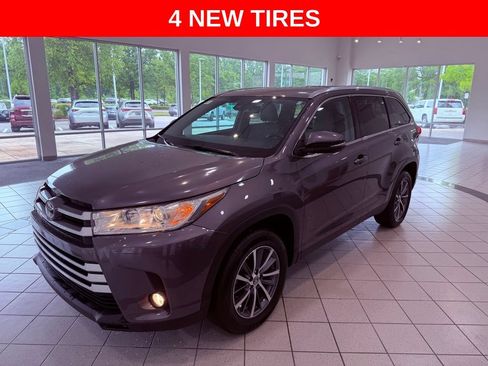 Used 2019 Toyota Highlander XLE FWD image 3