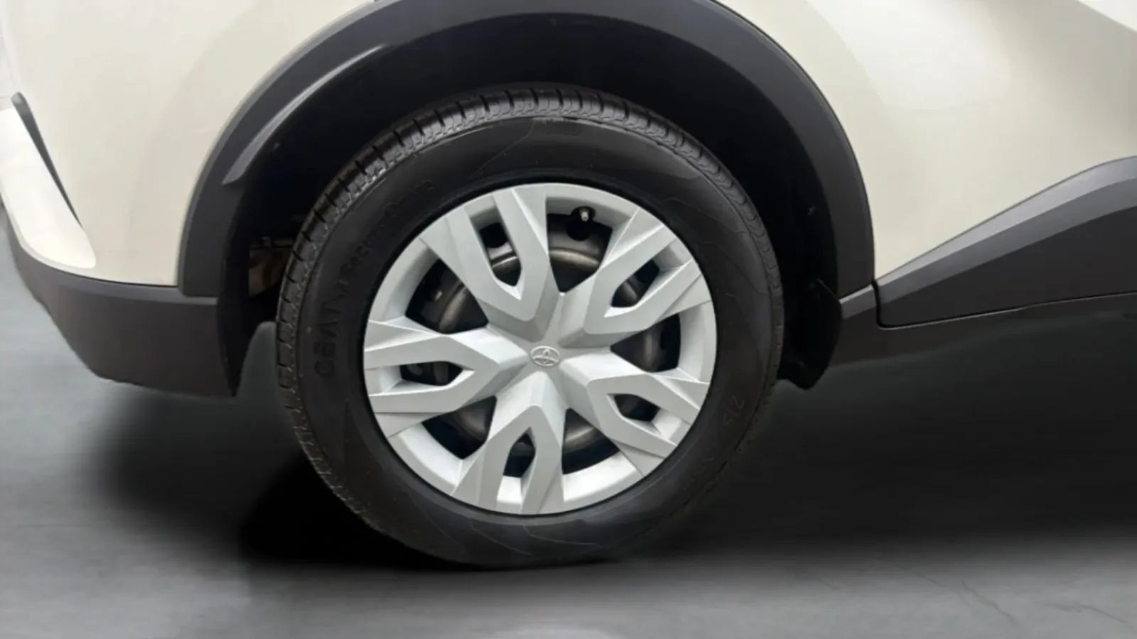 Used 2020 Toyota C-HR LE FWD image 25