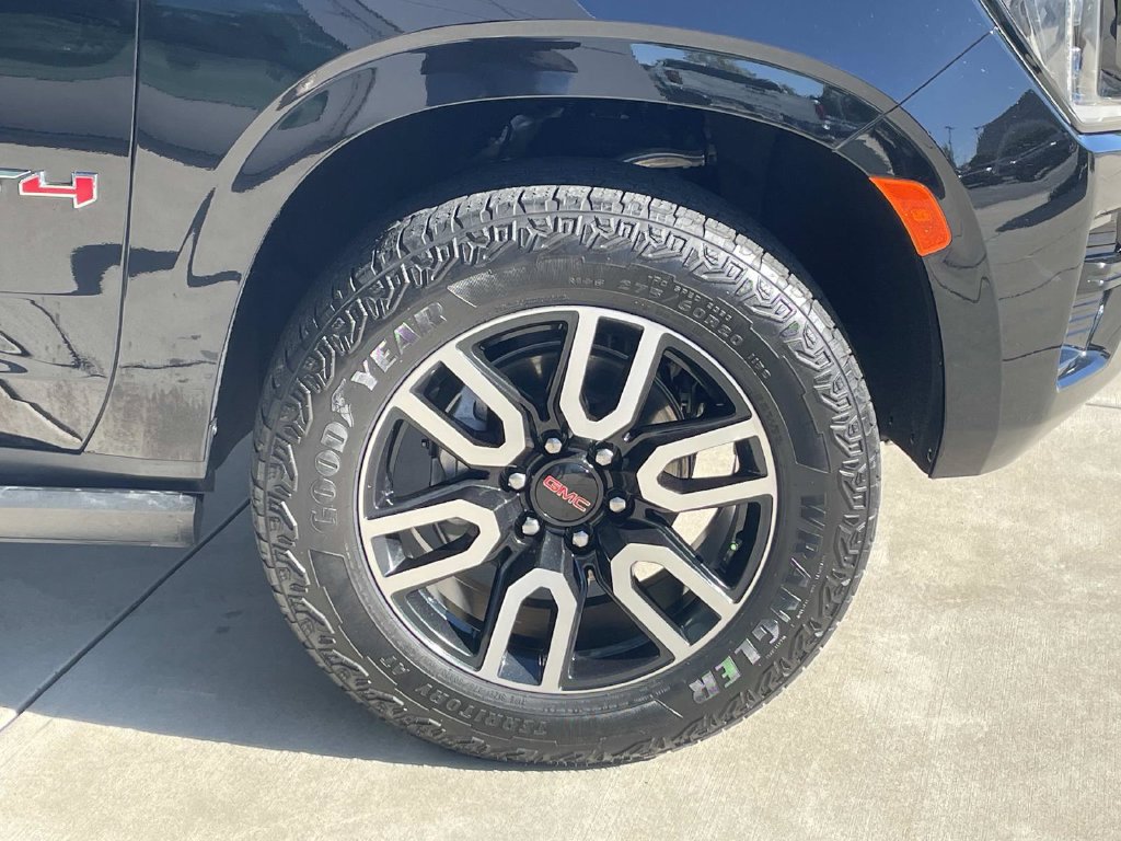 Used 2024 GMC Yukon AT4 w/ Technology Package AWD/4WD image 8