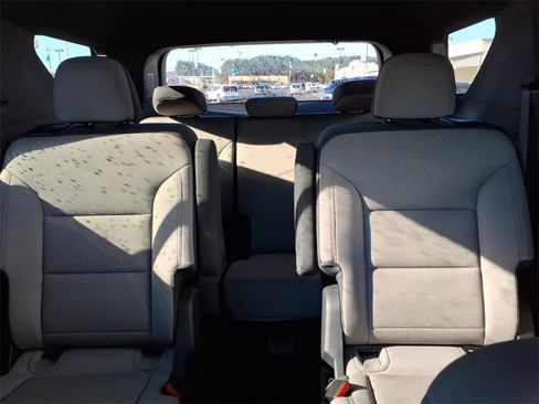 Used 2025 Chevrolet Traverse LT image 12