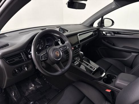 Certified 2025 Porsche Macan image 4