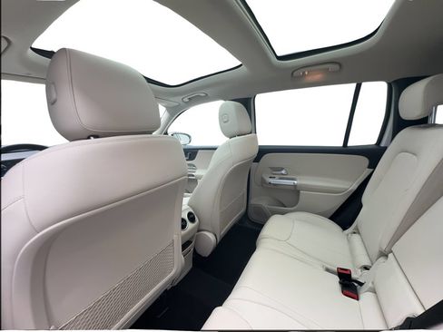 Used 2022 Mercedes-Benz GLB 250 w/ Premium Package Lite image 23