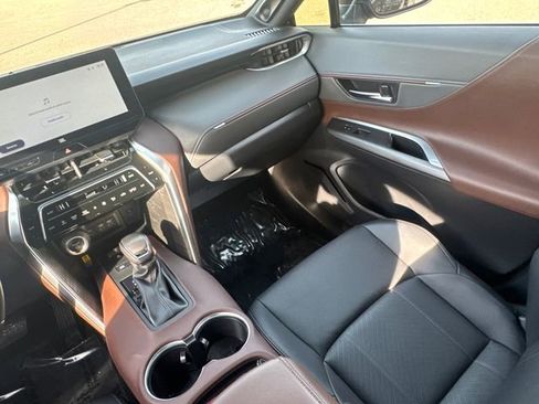 Used 2024 Toyota Venza Limited image 22