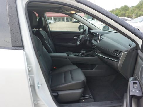 Used 2024 Nissan Rogue SV w/ SV Premium Package FWD image 15
