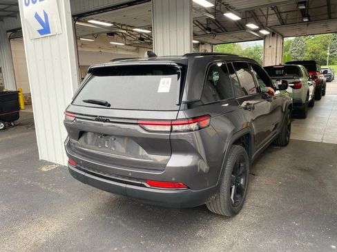 Used 2023 Jeep Grand Cherokee Altitude AWD/4WD image 4
