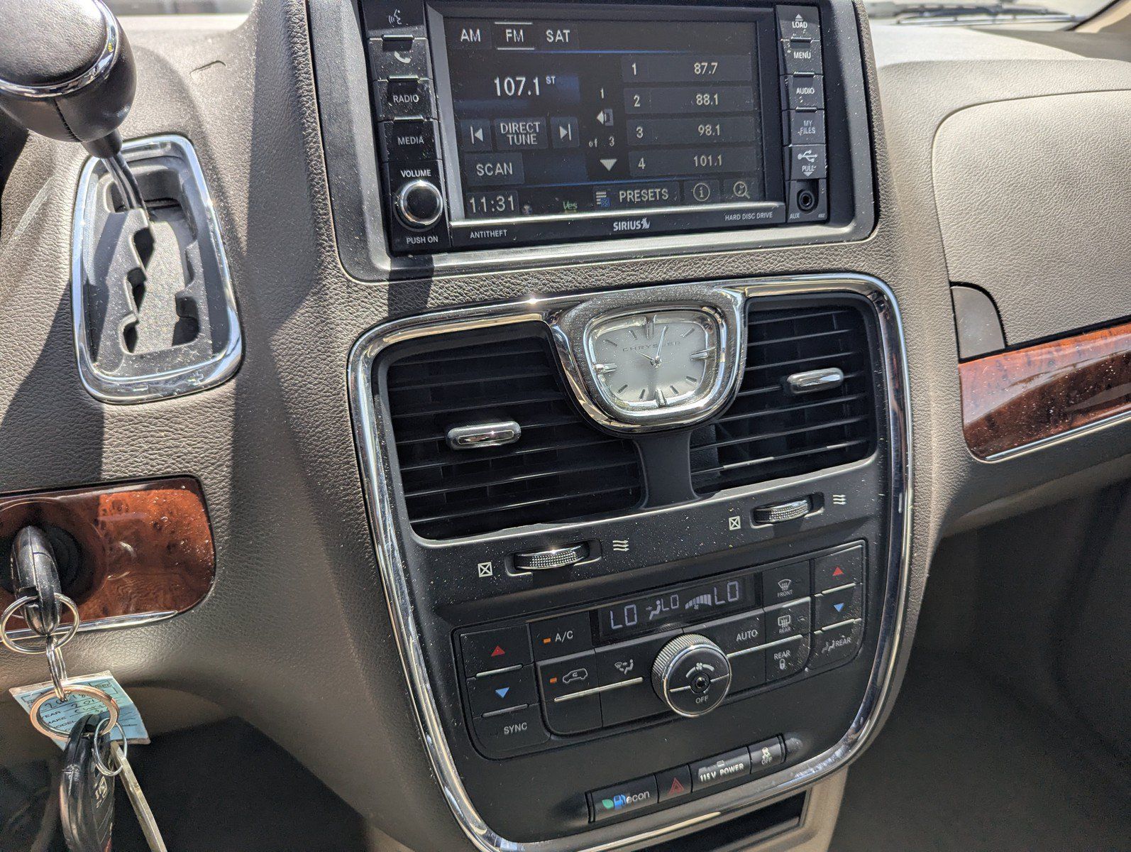 Used 2013 Chrysler Town & Country Touring FWD image 13