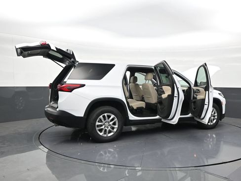Used 2023 Chevrolet Traverse LS FWD image 28