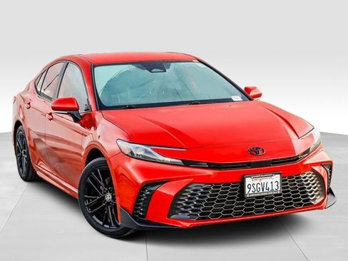 Used 2025 Toyota Camry SE image 2