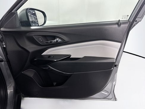 Used 2025 Chevrolet Trax LT w/ LT Convenience Package image 29