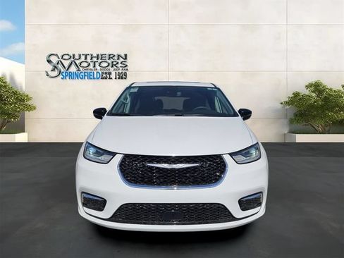 Used 2024 Chrysler Pacifica Limited FWD image 8